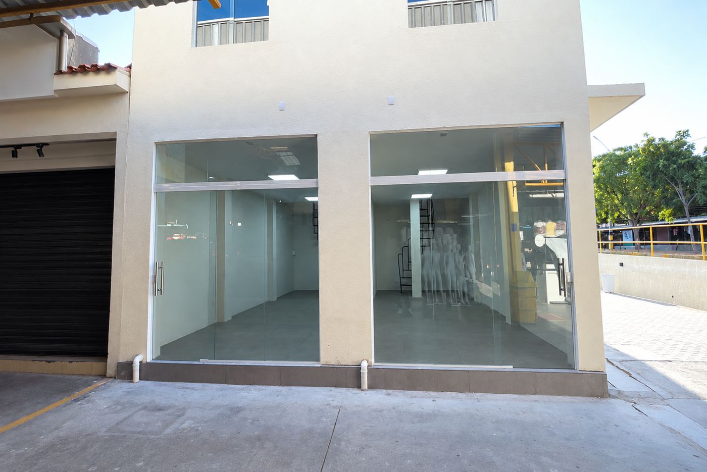 Duas lojas frontais com vitrine de vidro