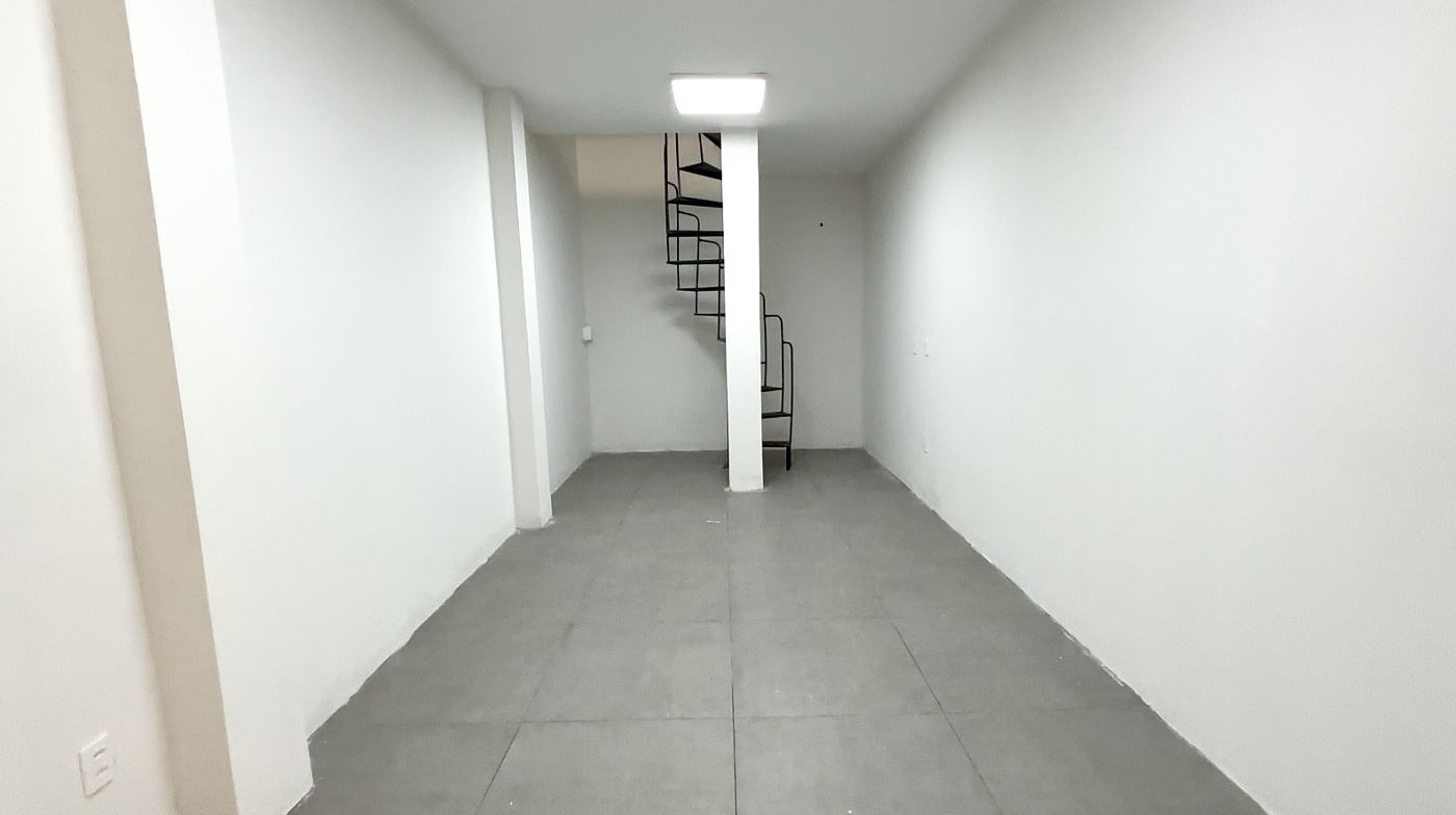 Salão interno do térreo com escada caracol